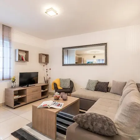 Varos Апартаменты *